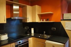 Küche in der Ferienwohnung der Pension Ursula Arnold im Miltenberger Stadtteil Mainbullau