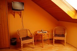 Sitzecke in einem Zimmer der Pension Ursula Arnold im Miltenberger Stadtteil Mainbullau