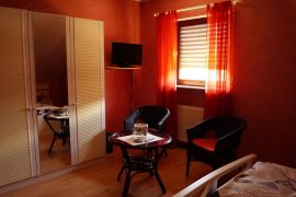 Doppelzimmer der Pension Ursula Arnold im Miltenberger Stadtteil Mainbullau