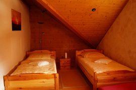 Schlafzimmer der Ferienwohnung in der Pension Ursula Arnold im Miltenberger Stadtteil Mainbullau