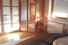 Ferienwohnung "Auf Schäfers Spuren" in Bürgstadt - Schrank im Doppelzimmer "Schafstall"