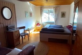 Schlafzimmer mit Tageslicht und Doppelbett