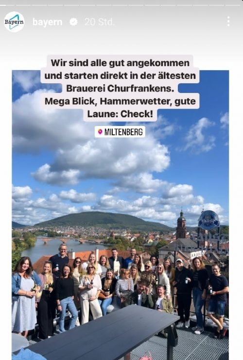 Eine Menschengruppe steht auf der Dachterrasse der Brauerei Faust. Die Sonne scheint.