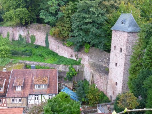 Schnatterlochturm und Stadtmauer von der Mildenburg aus gesehen