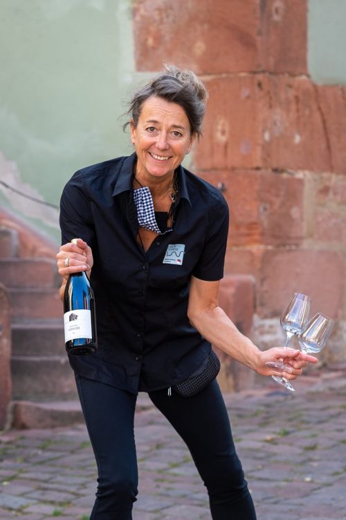 Gästeführerin Susanne Breitweg bei der Führung "Weingenuss in der Stadt" in Miltenberg