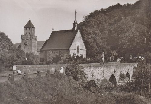 Historische Aufnahme der Laurentiusbrücke mit Nepomukstatue in Miltenberg, im Hintergrund Laurentiuskapelle und Mainzer Tor