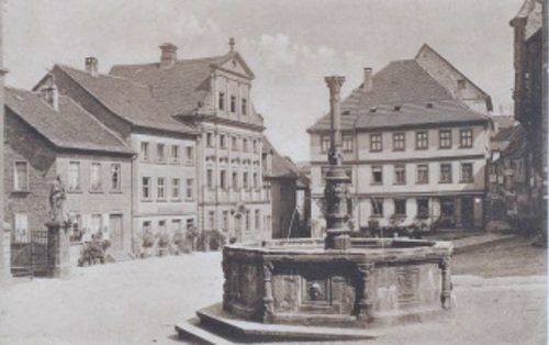 Historische Aufnahme vom Barockhaus am Marktplatz in Miltenberg mit dem Marktbrunnen im Vordergrund