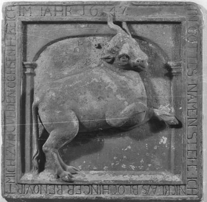 Foto des ehemaligen Hausschilds vom Goldenen Ochsen - Relief eines springenden Ochsen