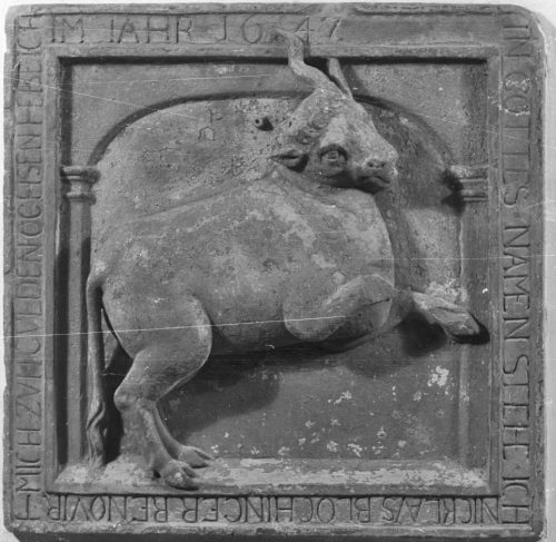 Foto des ehemaligen Hausschilds vom Goldenen Ochsen - Relief eines springenden Ochsen