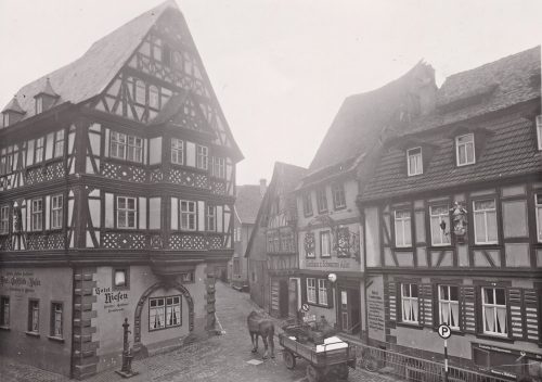 historisches Foto des Gasthauses zum Riesen, daneben das Gasthaus "Schwarzer Adler"