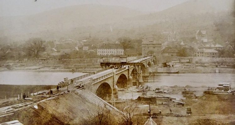 Bau der Alten Mainbrücke 1899