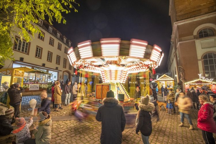 Weihnachtsmarkt Miltenberg - Kinderkarussell am Marktplatz