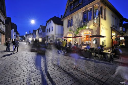 Die Hauptstraße in Bürgstadt an der WeinKulturNacht am Abend