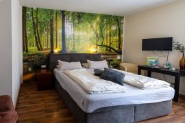 Doppelbett im Zimmer 7 im Flair Hotel Hopfengarten in Miltenberg