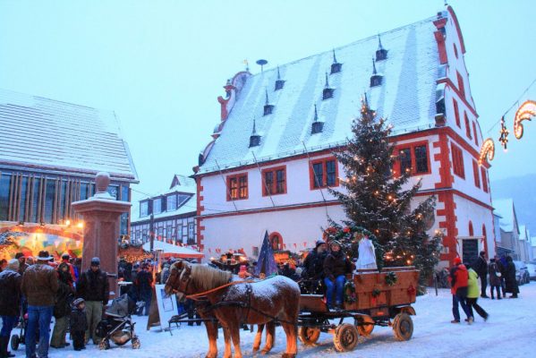 Weihnachtszauber vor dem Rathaus in Bürgstadt bei Schnee