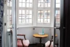 Sitzgelegenheiten einem der Zimmer mit Erker des Hotels Schmuckkästchen in Miltenberg